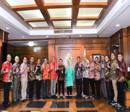 Bupati Bengkalis Kasmarni bersama Sekda dr Ersan di kantor Kemenpan RB Jakarta (foto/zulkarnain)